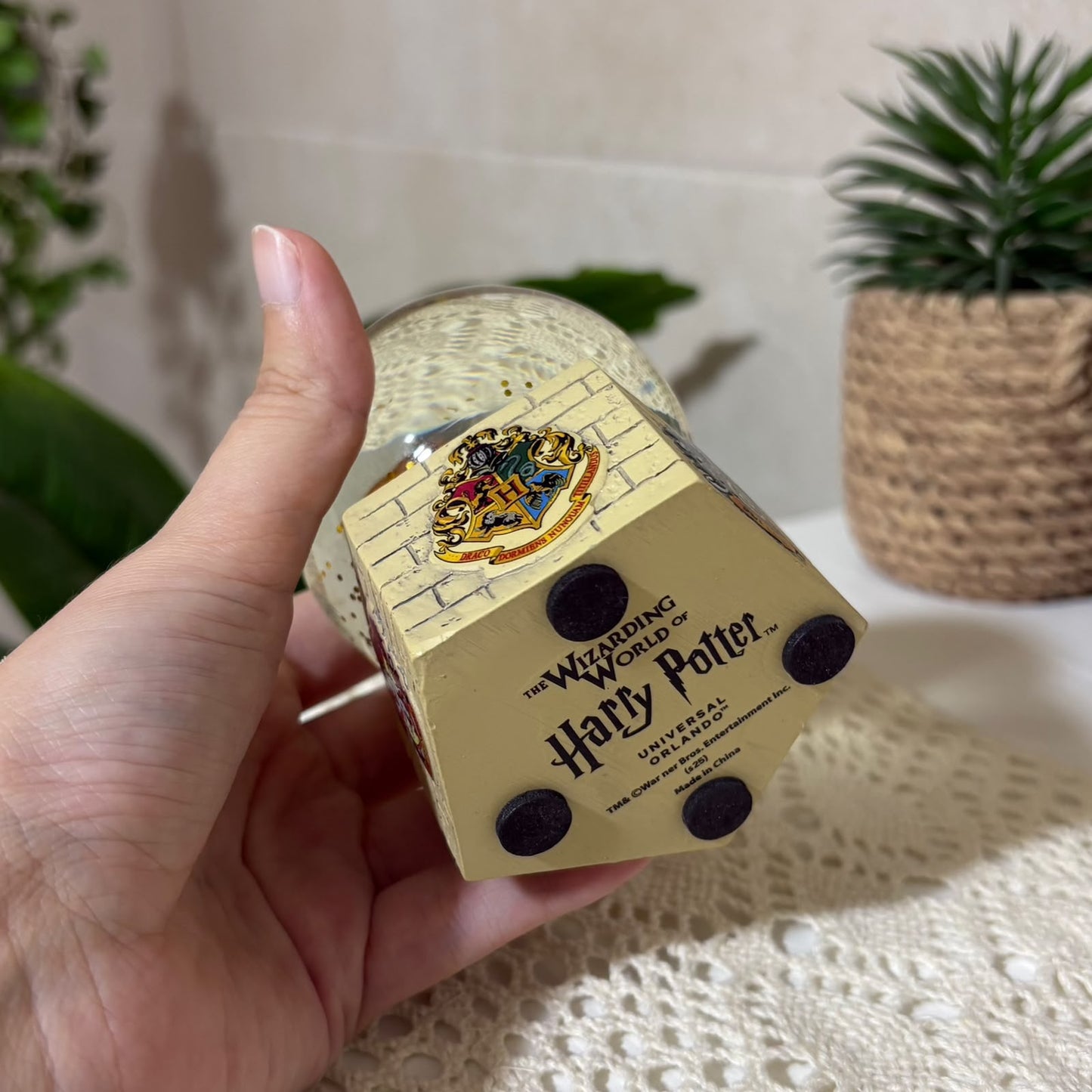 Harry Potter Sorting Hat 9cm Mini Snow Globe – Hogwarts Crests Base Desk Decor