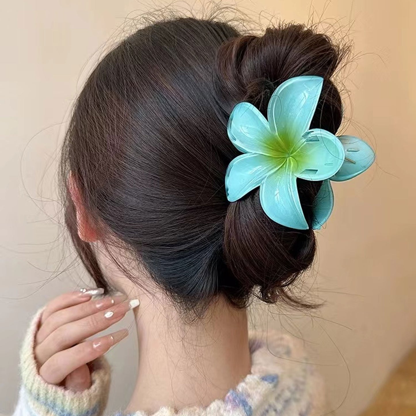 Tropical Plumeria Flower Hair Claw Clips – Gradient Acrylic Floral Hair Accessory