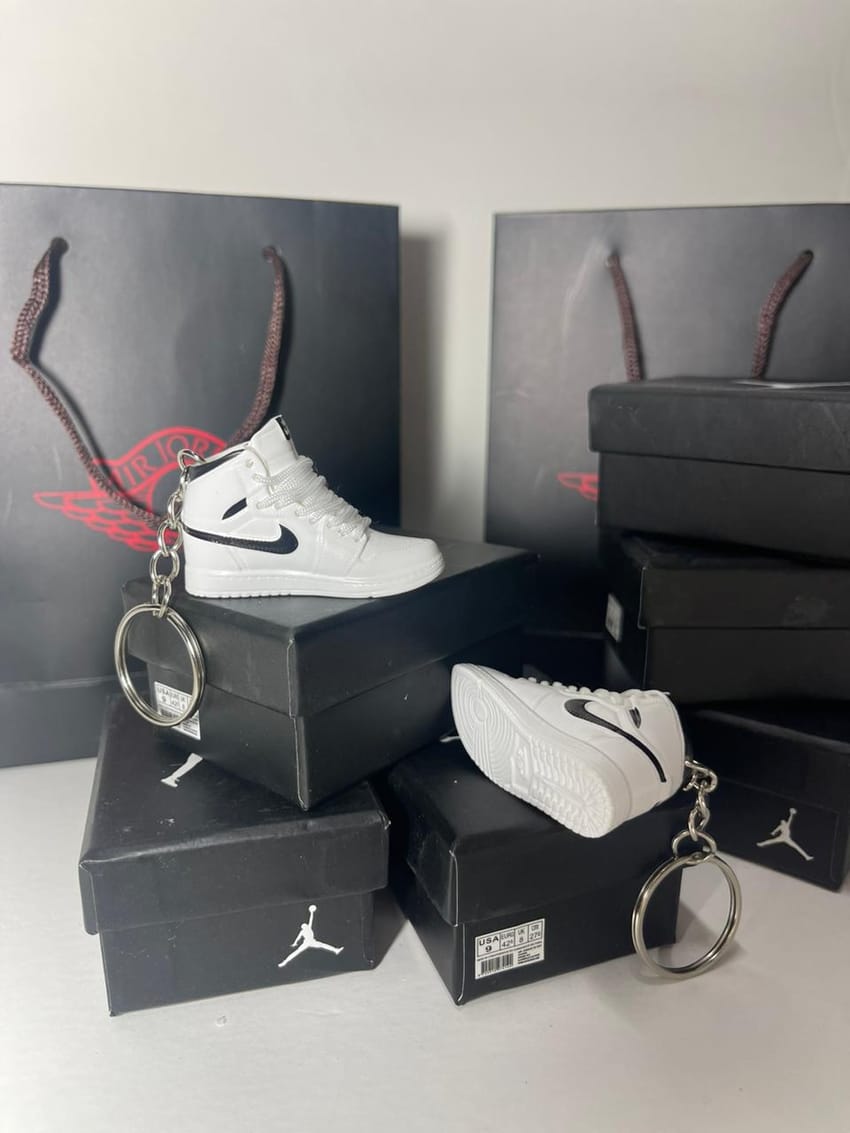 white/Black mini shoe keychain