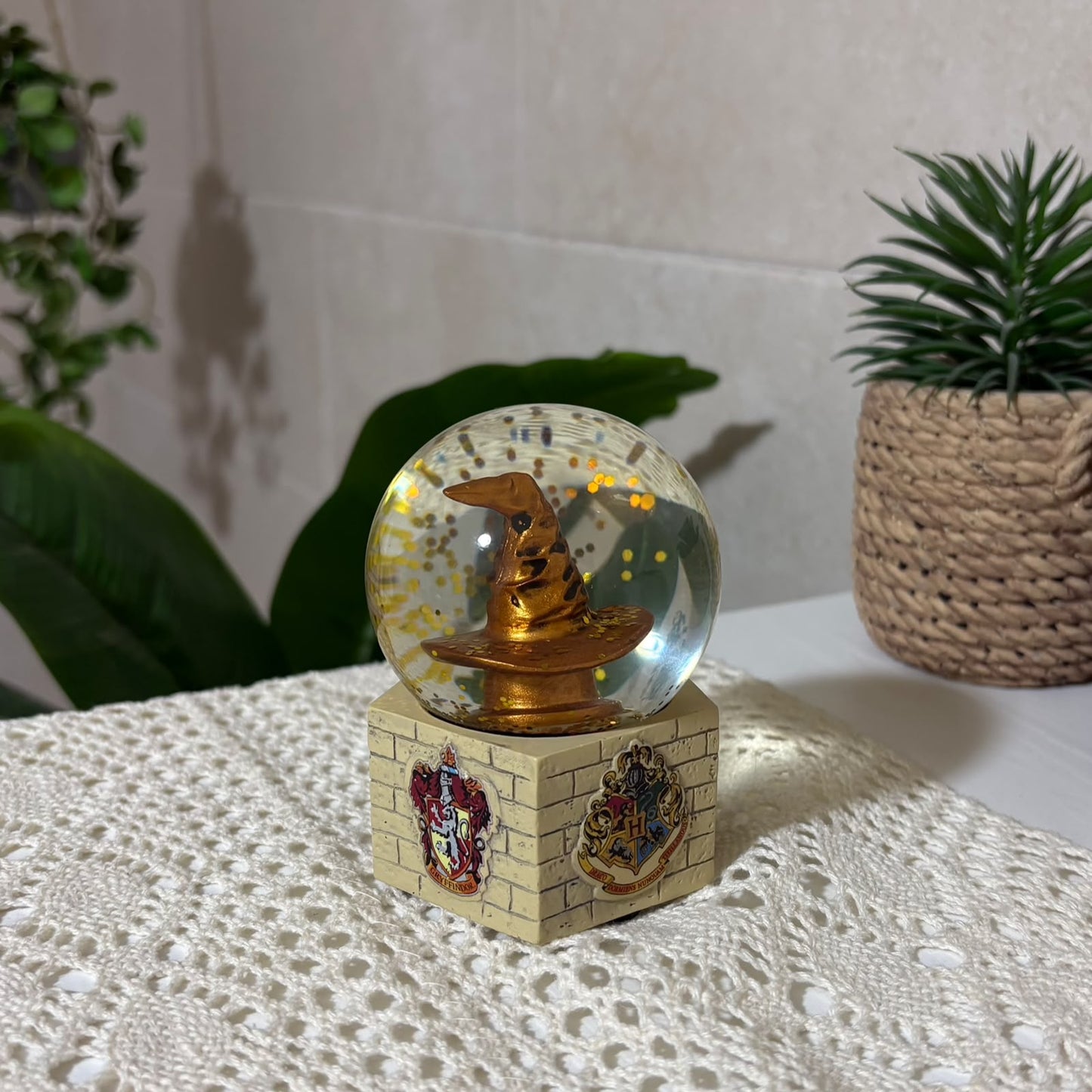 Harry Potter Sorting Hat 9cm Mini Snow Globe – Hogwarts Crests Base Desk Decor