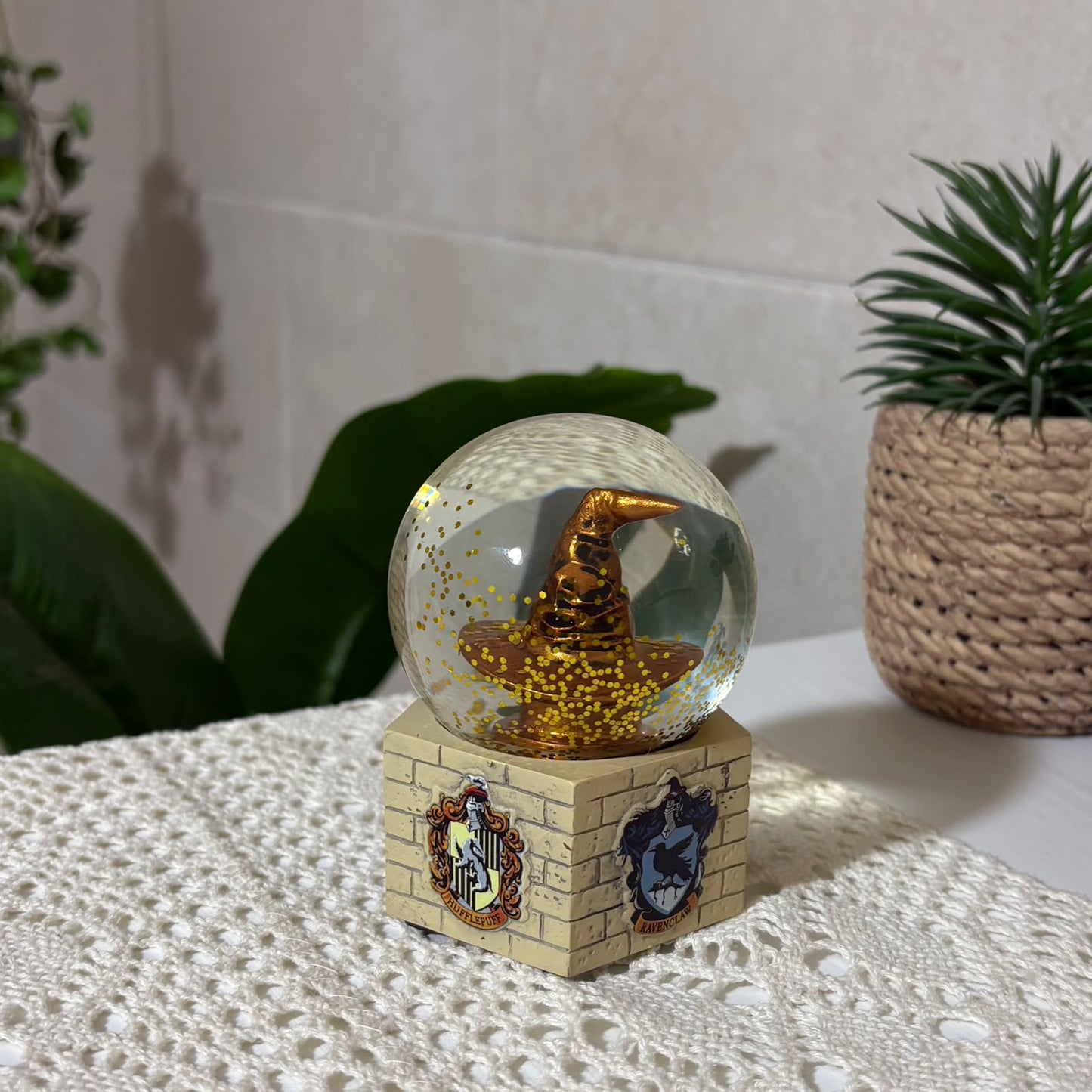 Harry Potter Sorting Hat 9cm Mini Snow Globe – Hogwarts Crests Base Desk Decor