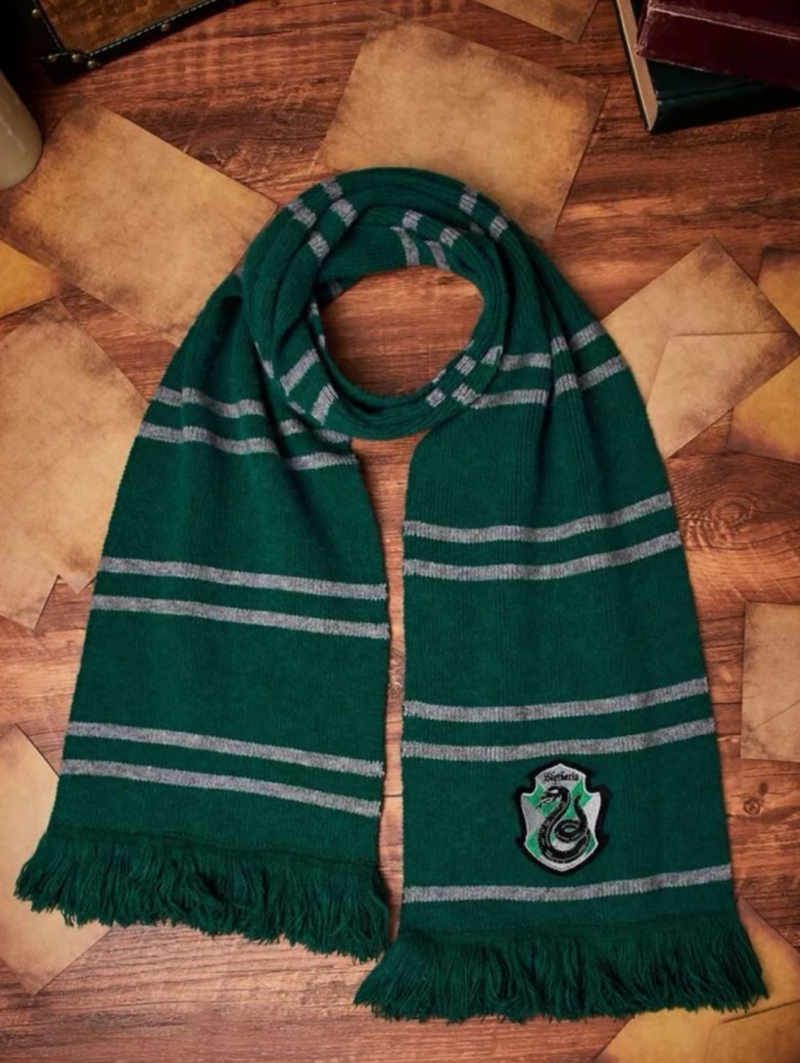 Slytherin Harry potter scarf - Close Up | Pinky Promise
